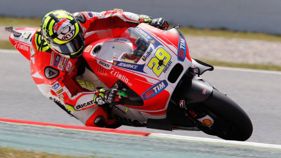 Sempre constante, Andrea Iannone levou a Ducati à quarta colocação | <a href="https://preprod.quatrorodas.abril.com.br/moto/galerias/competicoes/motogp-2015-catalunha-876720.shtml" rel="migration">Leia mais</a>