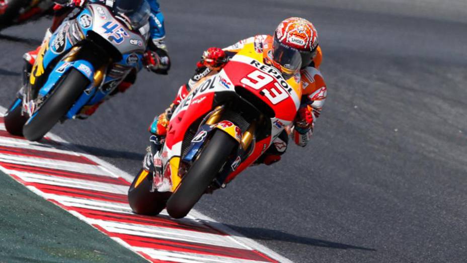 Atual bicampeão da categoria, Marc Marquez abandonou logo no início da prova | <a href="https://preprod.quatrorodas.abril.com.br/moto/galerias/competicoes/motogp-2015-catalunha-876720.shtml" rel="migration">Leia mais</a>