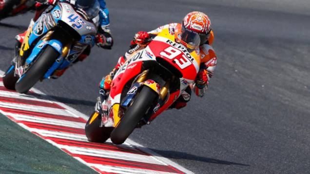 Atual bicampeão da categoria, Marc Marquez abandonou logo no início da prova | <a href="https://preprod.quatrorodas.abril.com.br/moto/galerias/competicoes/motogp-2015-catalunha-876720.shtml" rel="migration">Leia mais</a> Atual bicampeão da categoria, Marc Marquez abandonou logo no início da prova | <a href="https://preprod.quatrorodas.abril.com.br/moto/galerias/competicoes/motogp-2015-catalunha-876720.shtml" rel="migration">Leia mais</a>