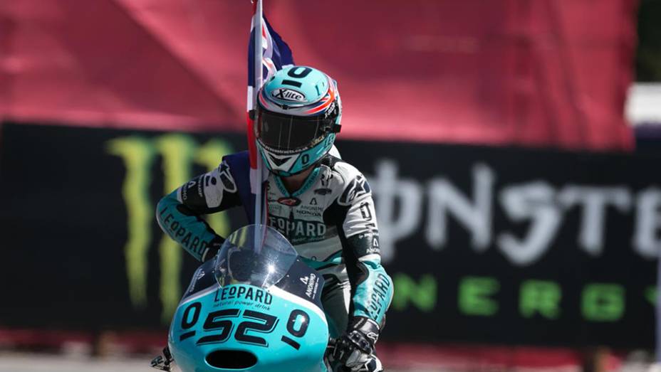 O triunfo da Moto3 foi do líder do campeonato, Danny Kent | <a href="https://preprod.quatrorodas.abril.com.br/moto/galerias/competicoes/motogp-2015-catalunha-876720.shtml" rel="migration">Leia mais</a>