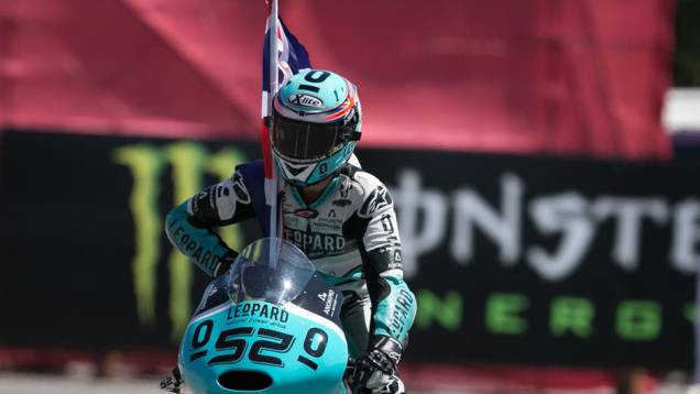 O triunfo da Moto3 foi do líder do campeonato, Danny Kent | <a href="https://preprod.quatrorodas.abril.com.br/moto/galerias/competicoes/motogp-2015-catalunha-876720.shtml" rel="migration">Leia mais</a> O triunfo da Moto3 foi do líder do campeonato, Danny Kent | <a href="https://preprod.quatrorodas.abril.com.br/moto/galerias/competicoes/motogp-2015-catalunha-876720.shtml" rel="migration">Leia mais</a>