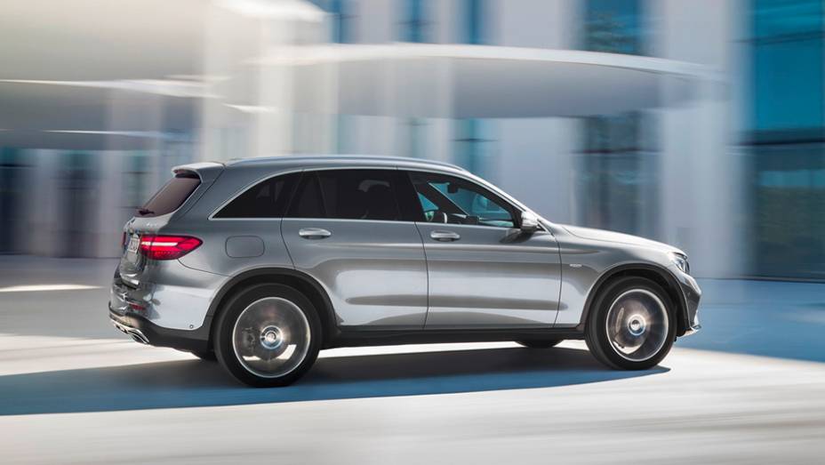 Basicamente, trata-se de uma reestilização rebatizada do que se conhecia como GLK | <a href="https://preprod.quatrorodas.abril.com.br/noticias/fabricantes/mercedes-benz-enfim-apresenta-glc-877760.shtml" rel="migration">Leia mais</a>