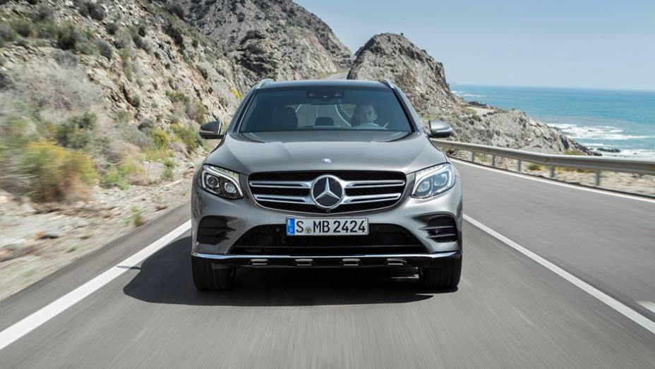 Também está disponível a 350e, plug-in híbrida, de 320 cv | <a href="https://preprod.quatrorodas.abril.com.br/noticias/fabricantes/mercedes-benz-enfim-apresenta-glc-877760.shtml" rel="migration">Leia mais</a>