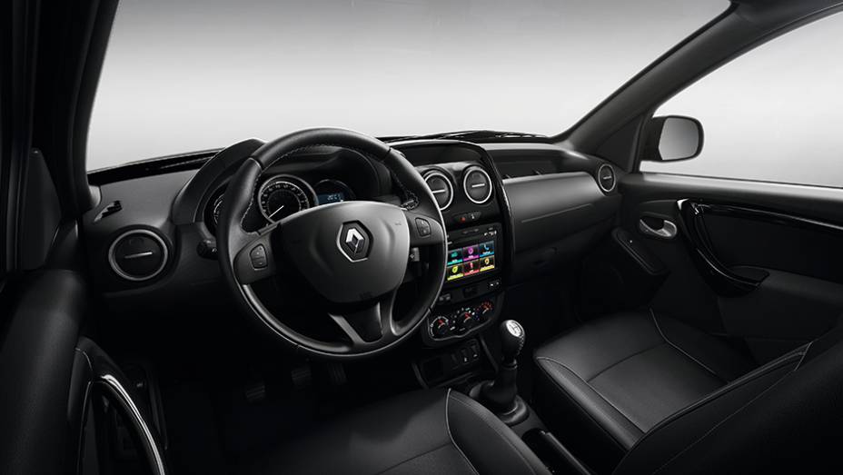 Internamente, a cabine também tem muitas semelhanças com o renovado SUV | <a href="https://preprod.quatrorodas.abril.com.br/noticias/saloes/buenos-aires-2015/renault-exibe-duster-picape-sandero-r-s-877281.shtml" rel="migration">Leia mais</a>