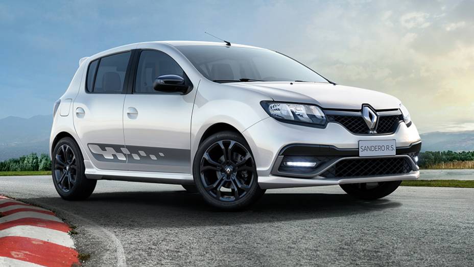 O Sandero RS destinado ao mercado latino-americano é o primeiro modelo da Renault Sport não-concebido para a Europa | <a href="https://preprod.quatrorodas.abril.com.br/noticias/saloes/buenos-aires-2015/renault-exibe-duster-picape-sandero-r-s-877281.shtml" rel="migration"></a>