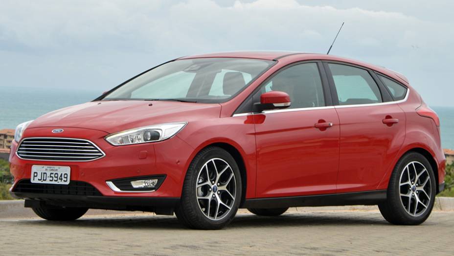 Em sua mais nova reestiliza&ccedil;&atilde;o, o Focus adota a identidade visual da maior parte dos modelos da Ford, com grade frontal "boca de bagre" | <a href="https://preprod.quatrorodas.abril.com.br/noticias/fabricantes/novo-ford-focus-chega-r-69-900-879421.shtml" rel="migration">Leia mais</a>