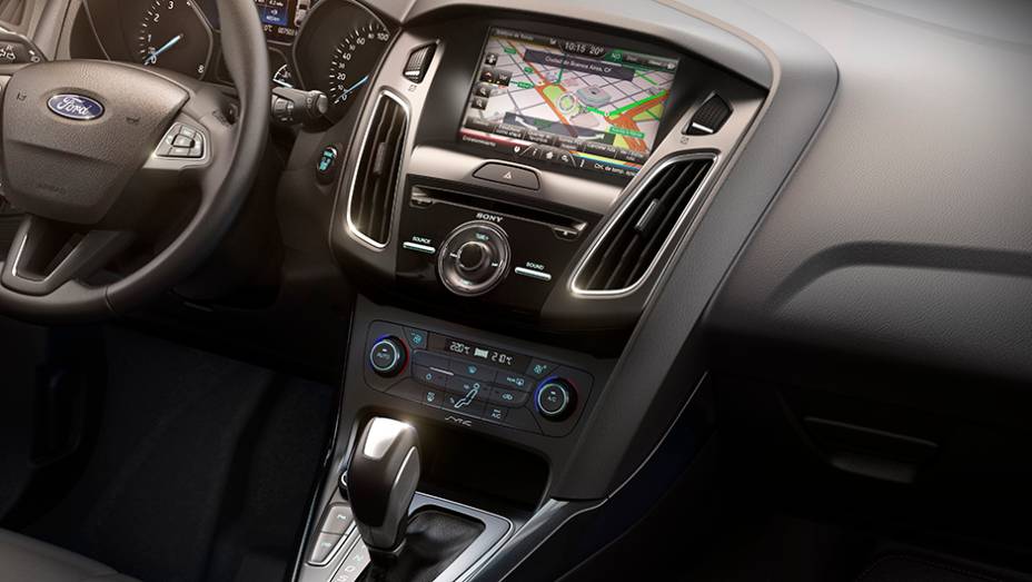 Por dentro, o modelo traz sistema multim&iacute;dia SYNC com MyFord Touch e GPS a partir da vers&atilde;o Titanium | <a href="https://preprod.quatrorodas.abril.com.br/noticias/fabricantes/novo-ford-focus-chega-r-69-900-879421.shtml" rel="migration">Leia mais</a> | <a href="https://quatrorodas.abri" rel="migration"></a>