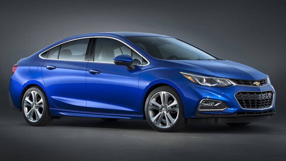 A nova geração do Chevrolet Cruze tem 4,67 metros de comprimento, sendo 2,70m de espaço entre-eixos | <a href="https://preprod.quatrorodas.abril.com.br/noticias/fabricantes/chevrolet-revela-nova-geracao-cruze-880901.shtml" rel="migration">Leia mais</a>