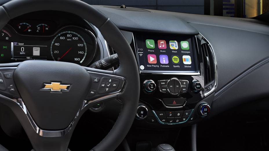 O sistema MyLink é compatível com Apple CarPlay e Android Auto | <a href="https://preprod.quatrorodas.abril.com.br/noticias/fabricantes/chevrolet-revela-nova-geracao-cruze-880901.shtml" rel="migration">Leia mais</a>