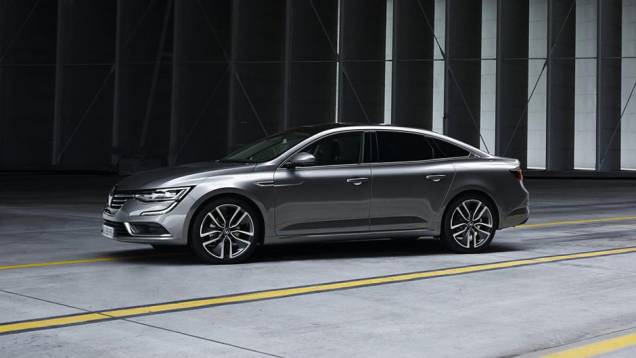 O sedã tem 4,85 metros de comprimento, sendo 2,81m de espaço entre-eixos | <a href="https://preprod.quatrorodas.abril.com.br/noticias/fabricantes/oficializado-renault-talisman-tera-cinco-opcoes-motorizacao-884941.shtml" rel="migration">Leia mais</a> O sedã tem 4,85 metros de comprimento, sendo 2,81m de espaço entre-eixos | <a href="https://preprod.quatrorodas.abril.com.br/noticias/fabricantes/oficializado-renault-talisman-tera-cinco-opcoes-motorizacao-884941.shtml" rel="migration">Leia mais</a>