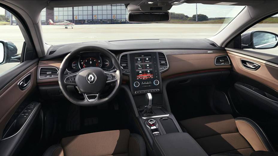 Por dentro, destaque para o sistema multimídia R-Link 2, disponível para as versões mais recheadas | <a href="https://preprod.quatrorodas.abril.com.br/noticias/fabricantes/oficializado-renault-talisman-tera-cinco-opcoes-motorizacao-884941.shtml" rel="migration">Leia mais</a>