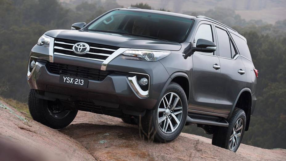 Não se engane pelo nome. A Toyota vende a SW4 no mercado australiano como Fortuner | <a href="https://preprod.quatrorodas.abril.com.br/noticias/fabricantes/toyota-revela-nova-sw4-australia-887841.shtml" rel="migration">Leia mais</a>