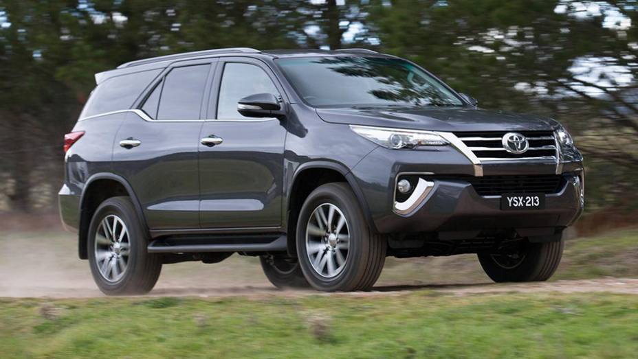 O SUV tem 4,795m de comprimento, com 2,745m de espaço entre-eixos | <a href="https://preprod.quatrorodas.abril.com.br/noticias/fabricantes/toyota-revela-nova-sw4-australia-887841.shtml" rel="migration">Leia mais</a>