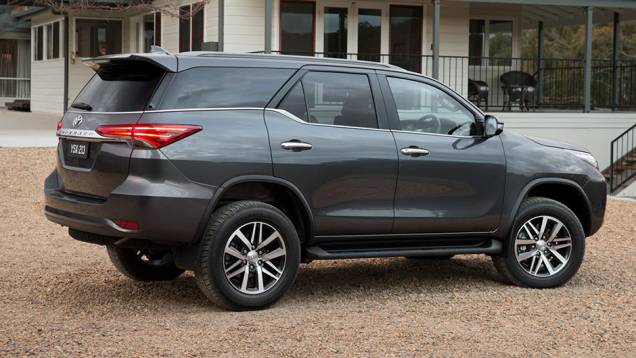 Na Austrália, o modelo terá motor 2.8 turbodiesel de 177 cv | <a href="https://preprod.quatrorodas.abril.com.br/noticias/fabricantes/toyota-revela-nova-sw4-australia-887841.shtml" rel="migration">Leia mais</a> Na Austrália, o modelo terá motor 2.8 turbodiesel de 177 cv | <a href="https://preprod.quatrorodas.abril.com.br/noticias/fabricantes/toyota-revela-nova-sw4-australia-887841.shtml" rel="migration">Leia mais</a>