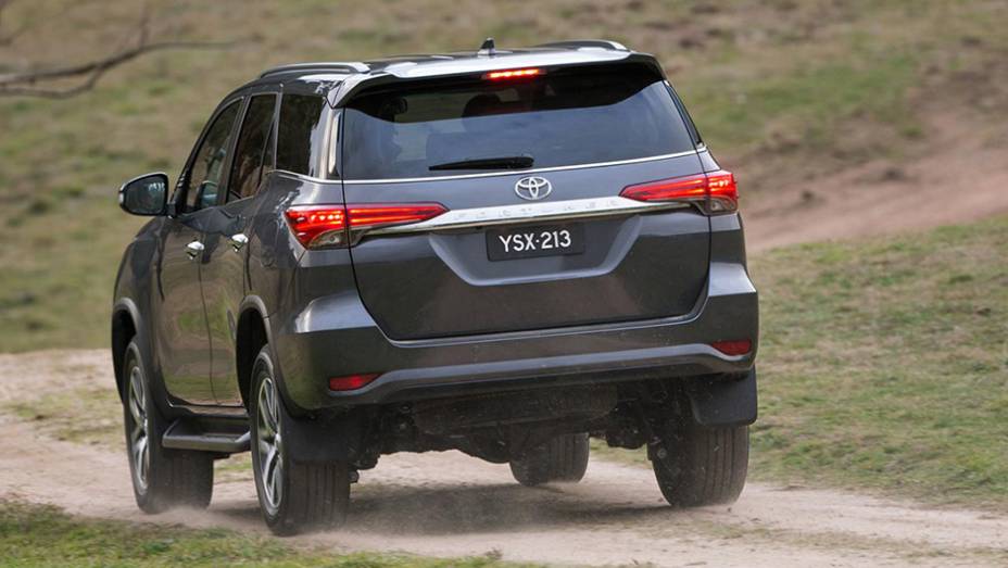 O Fortuner/SW4 também vem com tração integral de série | <a href="https://preprod.quatrorodas.abril.com.br/noticias/fabricantes/toyota-revela-nova-sw4-australia-887841.shtml" rel="migration">Leia mais</a>