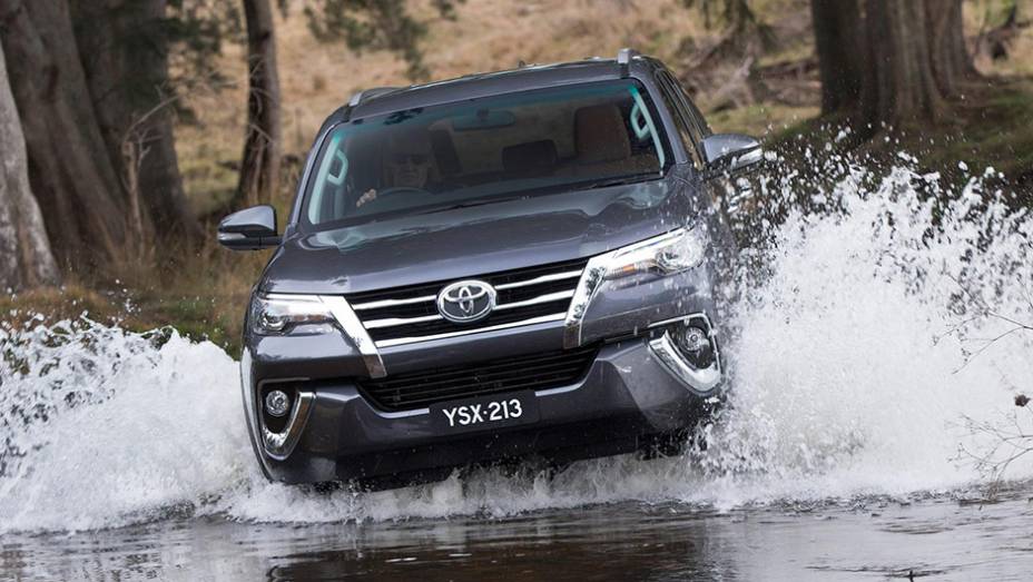 A previsão é de que o modelo chegue às lojas australianas em outubro de 2015; ainda não se sabe quando desembarcará no Brasil | <a href="https://preprod.quatrorodas.abril.com.br/noticias/fabricantes/toyota-revela-nova-sw4-australia-887841.shtml" rel="migration">Leia mais</a>