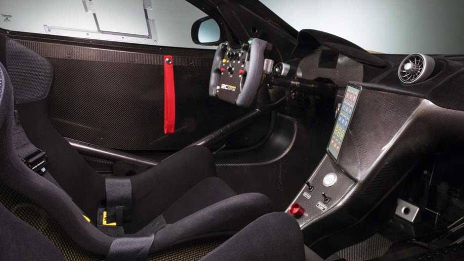 O interior oferece apenas o essencial para a condução nas pistas de corrida | <a href="https://preprod.quatrorodas.abril.com.br/noticias/fabricantes/mclaren-exibe-nova-versao-mp4-12c-697456.shtml" rel="migration">Leia mais</a>