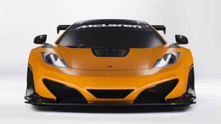 A carroceria laranja é uma homenagem à antiga cor dos bólidos da McLaren, e contrasta bem com as peças de fibra de carbono espalhadas pelo veículo | <a href="https://preprod.quatrorodas.abril.com.br/noticias/fabricantes/mclaren-exibe-nova-versao-mp4-12c-697456.shtm" rel="migration"></a>