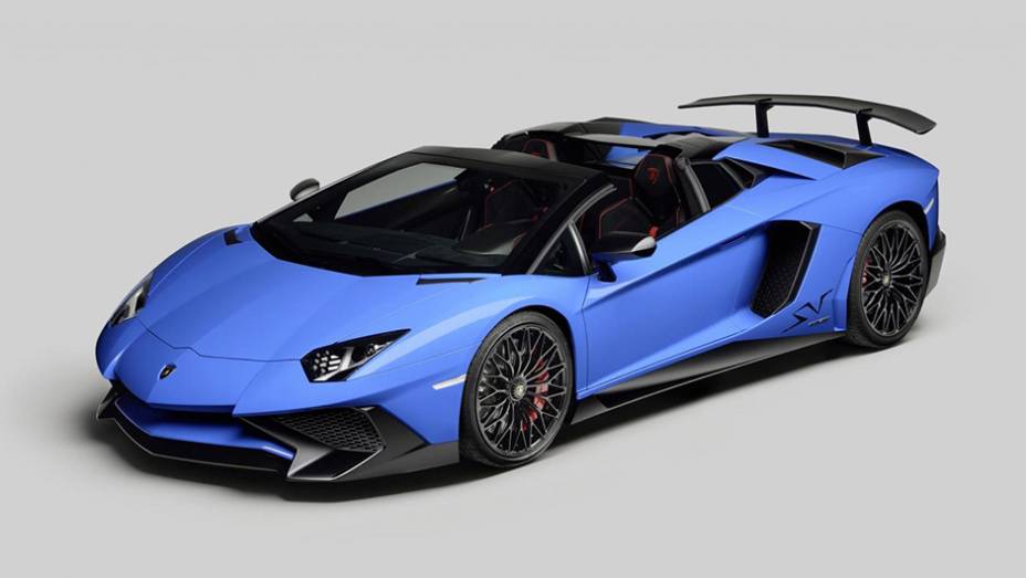 O roadster tem dois painéis de fibra de carbono removíveis como teto, cada um pesando pouco menos de 5,9 kg | <a href="https://preprod.quatrorodas.abril.com.br/noticias/fabricantes/lamborghini-aventador-sv-roadster-obra-arte-896220.shtml" target="_blank" rel="migration">Leia mais</a>