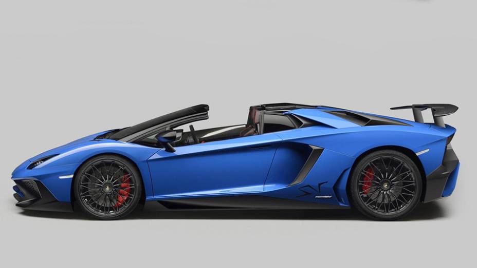 Destaque também para um vidro elétrico traseiro, que pode ser acionado para redução do ruído | <a href="https://preprod.quatrorodas.abril.com.br/noticias/fabricantes/lamborghini-aventador-sv-roadster-obra-arte-896220.shtml" target="_blank" rel="migration">Leia mais</a>