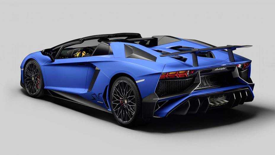 Mecanicamente, o Aventador SV Roadster tem a mesma configuração que o cupê, incluindo o motor V12 naturalmente aspirado | <a href="https://preprod.quatrorodas.abril.com.br/noticias/fabricantes/lamborghini-aventador-sv-roadster-obra-arte-896220.shtml" target="_blank" rel="migration">L</a>