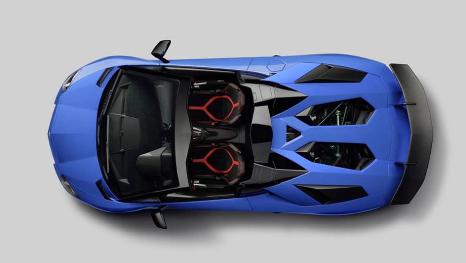 Na hora de acelerar, o modelo avança de 0 a 100 km/h em 2,9 segundos, alcançando a máxima de 350 km/h | <a href="https://preprod.quatrorodas.abril.com.br/noticias/fabricantes/lamborghini-aventador-sv-roadster-obra-arte-896220.shtml" target="_blank" rel="migration">Leia mais</a>