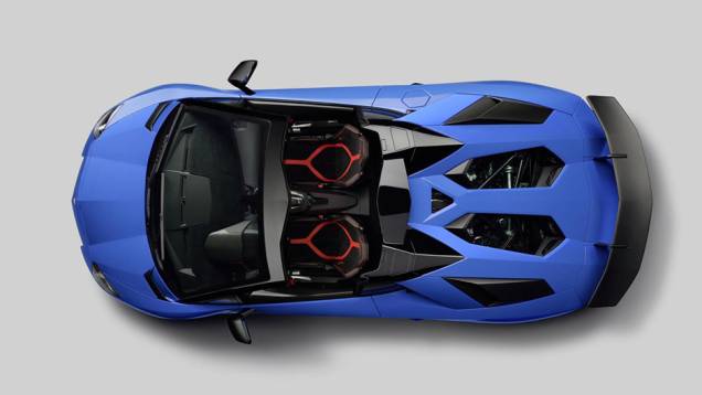 Na hora de acelerar, o modelo avança de 0 a 100 km/h em 2,9 segundos, alcançando a máxima de 350 km/h | <a href="https://preprod.quatrorodas.abril.com.br/noticias/fabricantes/lamborghini-aventador-sv-roadster-obra-arte-896220.shtml" target="_blank" rel="migration">Leia mais</a> Na hora de acelerar, o modelo avança de 0 a 100 km/h em 2,9 segundos, alcançando a máxima de 350 km/h | <a href="https://preprod.quatrorodas.abril.com.br/noticias/fabricantes/lamborghini-aventador-sv-roadster-obra-arte-896220.shtml" target="_blank" rel="migration">Leia mais</a>