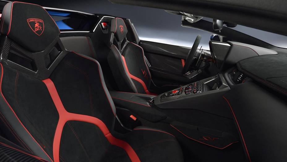 Apenas 500 unidades do conversível serão produzidas e vendidas | <a href="https://preprod.quatrorodas.abril.com.br/noticias/fabricantes/lamborghini-aventador-sv-roadster-obra-arte-896220.shtml" target="_blank" rel="migration">Leia mais</a>