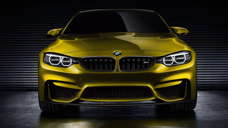 O estilo agressivo &eacute; escancarado na frente, que tem para-choques com entradas de ar maiores e tomada de ar no cap&ocirc; | <a href="https://preprod.quatrorodas.abril.com.br/noticias/fabricantes/bmw-mostra-fotos-concept-m4-750070.shtml" rel="migration">Leia mais</a>