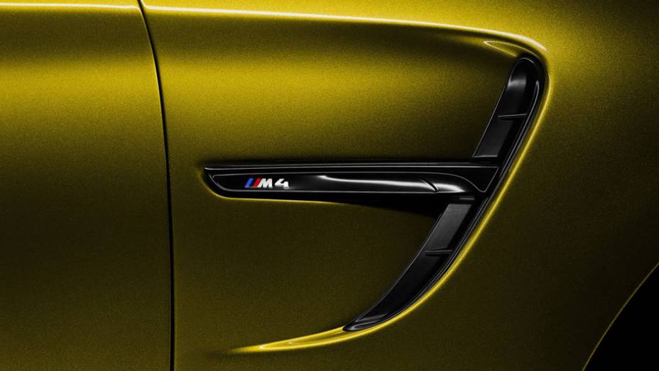 Olhando de lado, chamam aten&ccedil;&atilde;o as entradas de ar, decoradas com o logotipo M4 | <a href="https://preprod.quatrorodas.abril.com.br/noticias/fabricantes/bmw-mostra-fotos-concept-m4-750070.shtml" rel="migration">Leia mais</a>