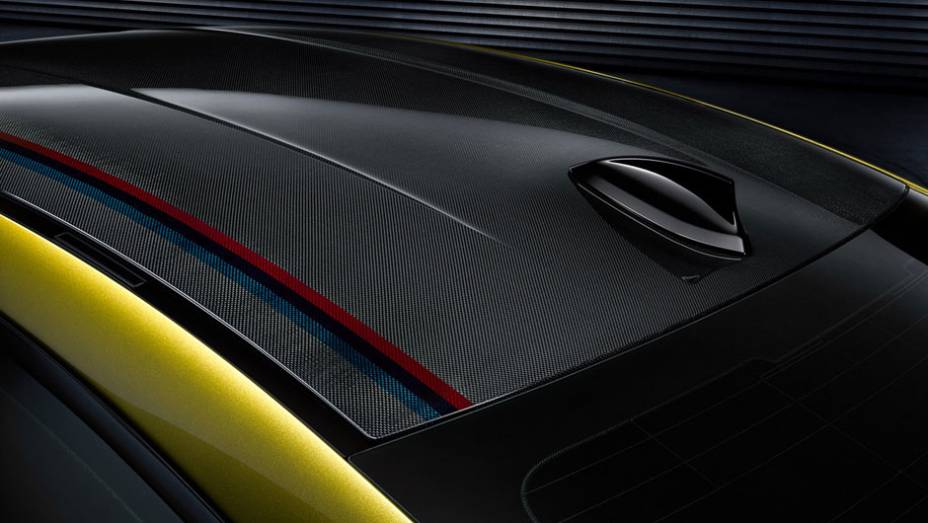 O teto de fibra de carbono tem faixas decorativas com as cores da divisão Motorsport | <a href="https://preprod.quatrorodas.abril.com.br/noticias/fabricantes/bmw-mostra-fotos-concept-m4-750070.shtml" rel="migration">Leia mais</a>