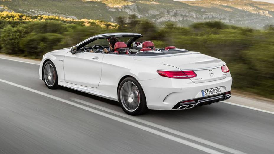 Há duas versões de motorização: S500, com bloco 4.7 V8 de 455 cv, e S63 AMG, com bloco 5.5 V8 de 585 cv <a href="https://preprod.quatrorodas.abril.com.br/noticias/fabricantes/mercedes-benz-resgata-antiga-tradicao-classe-s-cabriolet-901700.shtml" target="_blank" rel="migration">Leia m</a>