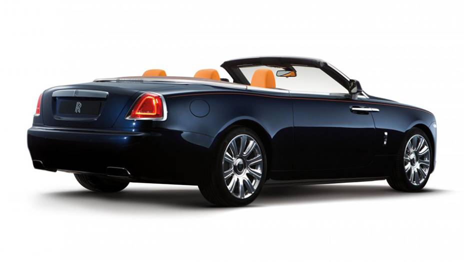 O Dawn foi tratado pela Rolls-Royce como o modelo "mais sexy" já feito por ela | <a href="https://preprod.quatrorodas.abril.com.br/noticias/fabricantes/conheca-dawn-novo-conversivel-rolls-royce-902940.shtml" target="_blank" rel="migration">Leia mais</a>