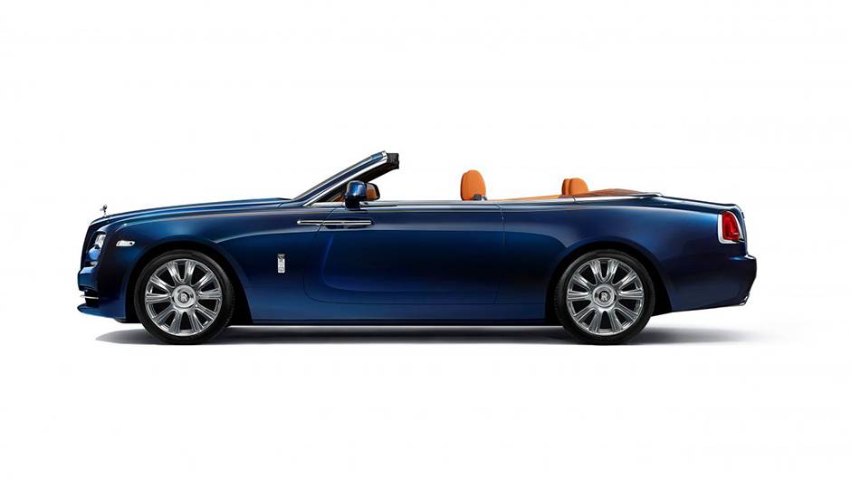 S&atilde;o 5,28 metros de comprimento, dos quais 3,11m de espa&ccedil;o entre-eixos | <a href="https://preprod.quatrorodas.abril.com.br/noticias/fabricantes/conheca-dawn-novo-conversivel-rolls-royce-902940.shtml" target="_blank" rel="migration">Leia mais</a>
