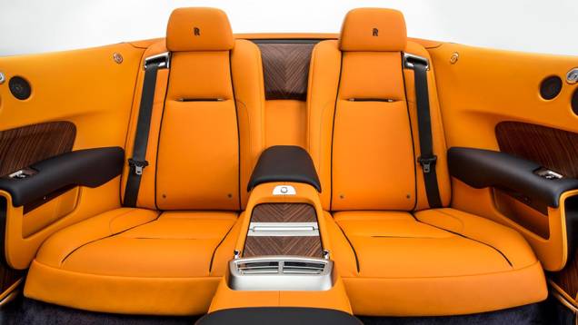Chegando ao mercado em 2016, o Dawn deve ser vendido por 250 mil libras esterlinas | <a href="https://preprod.quatrorodas.abril.com.br/noticias/fabricantes/conheca-dawn-novo-conversivel-rolls-royce-902940.shtml" target="_blank" rel="migration">Leia mais</a> Chegando ao mercado em 2016, o Dawn deve ser vendido por 250 mil libras esterlinas | <a href="https://preprod.quatrorodas.abril.com.br/noticias/fabricantes/conheca-dawn-novo-conversivel-rolls-royce-902940.shtml" target="_blank" rel="migration">Leia mais</a>