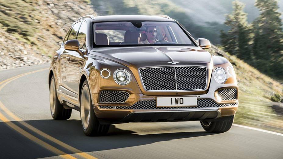 Com isso, ele &eacute; tido pela Bentley como mais r&aacute;pido SUV do mundo, chegando a 301 km/h | <a href="https://preprod.quatrorodas.abril.com.br//noticias/fabricantes/bentley-bentayga-eleva-patamar-suvs-luxo-903320.shtml" target="_blank" rel="migration">Leia mais</a>
