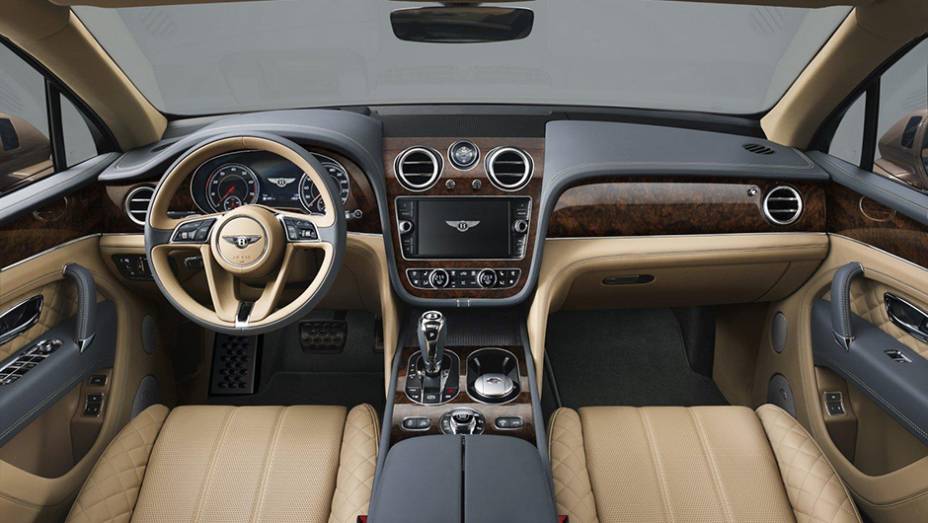 O interior é luxuoso, com revestimento de couro com sete variações de acabamento | <a href="https://preprod.quatrorodas.abril.com.br//noticias/fabricantes/bentley-bentayga-eleva-patamar-suvs-luxo-903320.shtml" target="_blank" rel="migration">Leia mais</a>