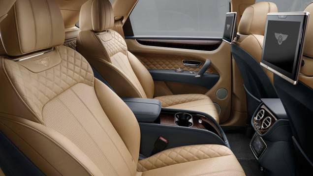 Na parte traseira, é possível ter um banco único com três lugares ou dois bancos individuais | <a href="https://preprod.quatrorodas.abril.com.br//noticias/fabricantes/bentley-bentayga-eleva-patamar-suvs-luxo-903320.shtml" target="_blank" rel="migration">Leia mais</a> Na parte traseira, é possível ter um banco único com três lugares ou dois bancos individuais | <a href="https://preprod.quatrorodas.abril.com.br//noticias/fabricantes/bentley-bentayga-eleva-patamar-suvs-luxo-903320.shtml" target="_blank" rel="migration">Leia mais</a>