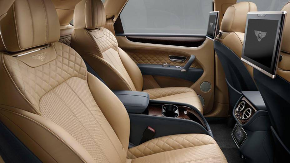 Na parte traseira, &eacute; poss&iacute;vel ter um banco &uacute;nico com tr&ecirc;s lugares ou dois bancos individuais | <a href="https://preprod.quatrorodas.abril.com.br//noticias/fabricantes/bentley-bentayga-eleva-patamar-suvs-luxo-903320.shtml" target="_blank" rel="migration">Leia mais</a>