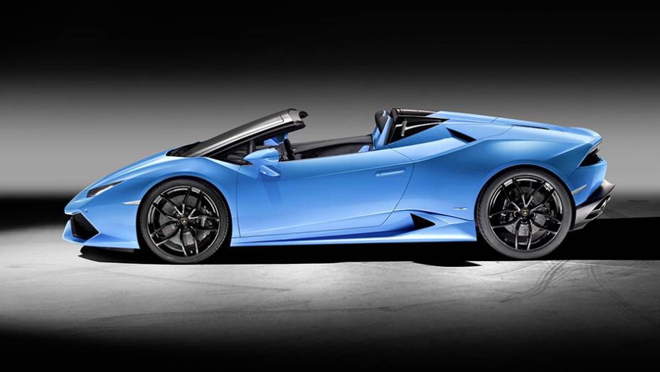 O teto de tecido pode ser acionado completamente em 17 segundos | <a href="https://preprod.quatrorodas.abril.com.br/noticias/fabricantes/lamborghini-huracan-spyder-revelado-prioriza-conforto-interno-904960.shtml" target="_blank" rel="migration">Leia mais</a>