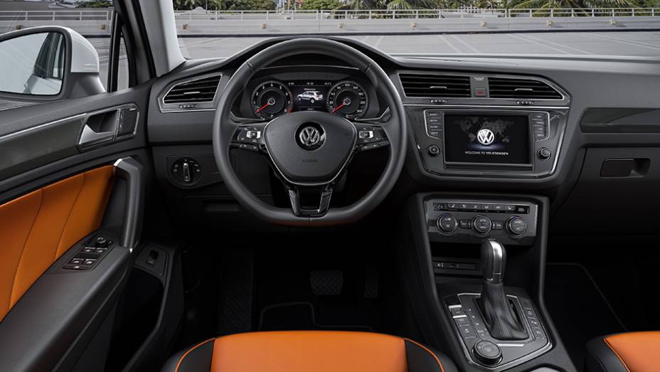 O painel central do Tiguan também foi modificado, com visual mais limpo | <a href="https://preprod.quatrorodas.abril.com.br/noticias/fabricantes/nova-geracao-volkswagen-tiguan-salto-tecnologico-904880.shtml" target="_blank" rel="migration">Leia mais</a>