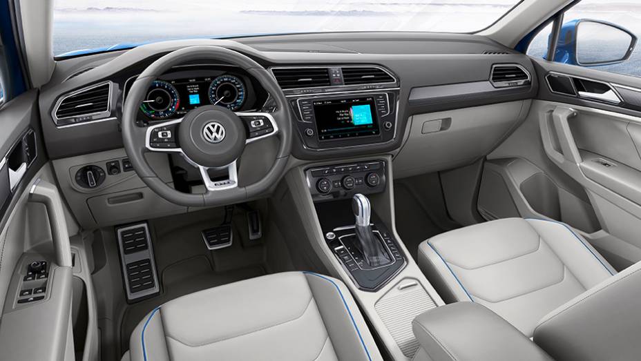 Trata-se do primeiro híbrido plug-in produzido pela VW, com autonomia de até 1.000 km | <a href="https://preprod.quatrorodas.abril.com.br/noticias/fabricantes/nova-geracao-volkswagen-tiguan-salto-tecnologico-904880.shtml" target="_blank" rel="migration">Leia mais</a>