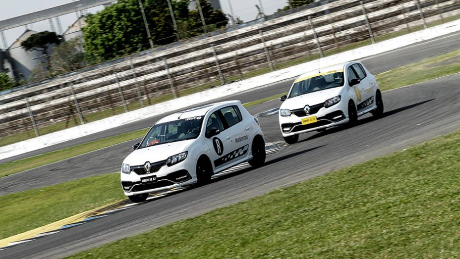 Para saber se o Sandero R.S. é mesmo um carro esportivo, dois pilotos que correram na F1 foram convidados para fazer um test drive: Antonio Pizzonia e Tarso Marques. Saiba o que eles acharam do carro