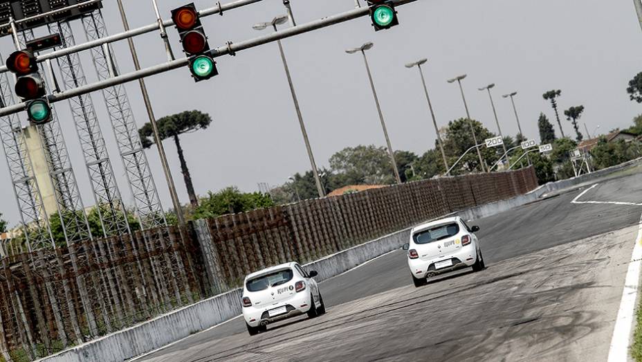 Para saber se o Sandero R.S. é mesmo um carro esportivo, dois pilotos que correram na F1 foram convidados para fazer um test drive: Antonio Pizzonia e Tarso Marques. Saiba o que eles acharam do carro