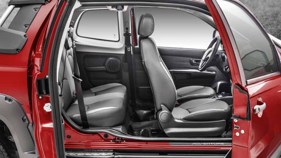 Posicionada do lado direito, a terceira porta s&oacute; pode ser aberta quando a porta do passageiro tamb&eacute;m est&aacute; aberta | <a href="https://preprod.quatrorodas.abril.com.br/carros/lancamentos/fiat-strada-2014-757188.shtml" rel="migration">Leia mais</a>