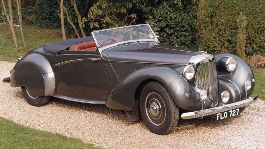 Lagonda V12 Rapide (1939): belíssimo, chamava atenção tanto pelo design quanto pelo desempenho do motor de 180 cv; teve apenas 12 unidades produzidas