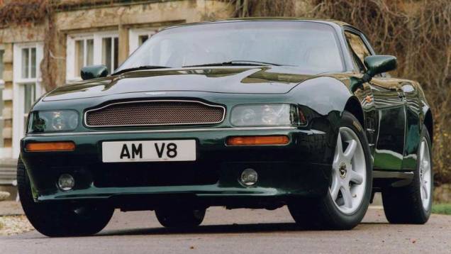 V8 Coupe (1992): versão de entrada do V8 Vantage, foi produzido entre 1996 e 2000; o motor 5.3 V8 gerava 349 cv V8 Coupe (1992): versão de entrada do V8 Vantage, foi produzido entre 1996 e 2000; o motor 5.3 V8 gerava 349 cv