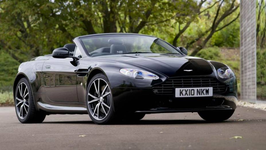 V8 Vantage N420 (2011): sucessor do exclusivo V8 Vantage N400, é 27 quilos mais leve do que a versão convencional, graças à adoção de fibra de carbono em vários componentes