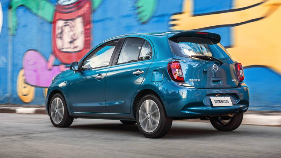 Na traseira, as lanternas ganharam nova disposi&ccedil;&atilde;o de luzes e para-choque redesenhado | <a href="https://preprod.quatrorodas.abril.com.br/carros/lancamentos/nissan-new-march-782972.shtml" rel="migration">Leia mais</a>