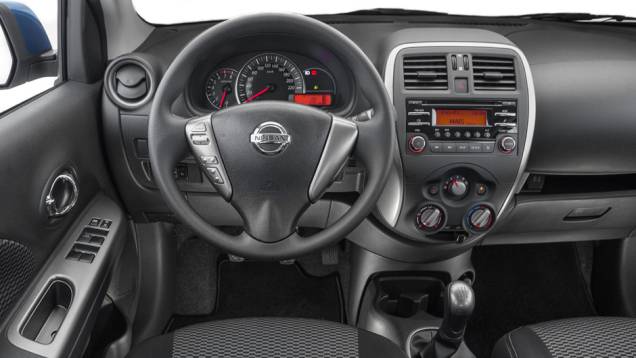 Interior ganhou novas saídas de ar - agora retangulares no lugar das antigas redondas | <a href="https://preprod.quatrorodas.abril.com.br/carros/lancamentos/nissan-new-march-782972.shtml" rel="migration">Leia mais</a> Interior ganhou novas saídas de ar - agora retangulares no lugar das antigas redondas | <a href="https://preprod.quatrorodas.abril.com.br/carros/lancamentos/nissan-new-march-782972.shtml" rel="migration">Leia mais</a>